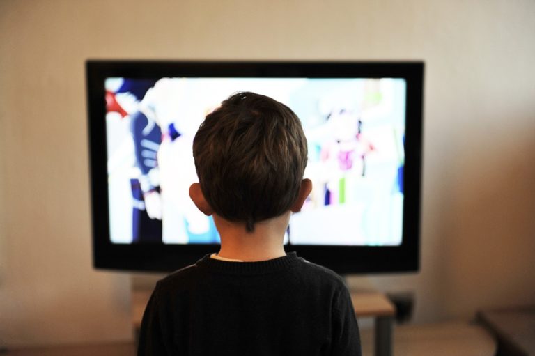 テレビを観る少年の画像