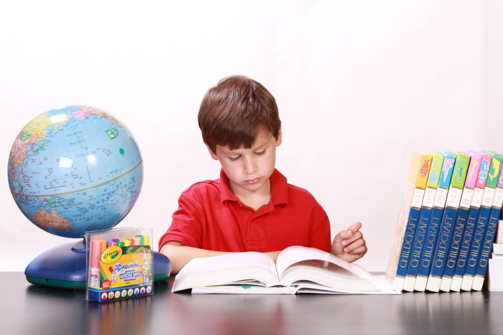 本を読む男の子の画像