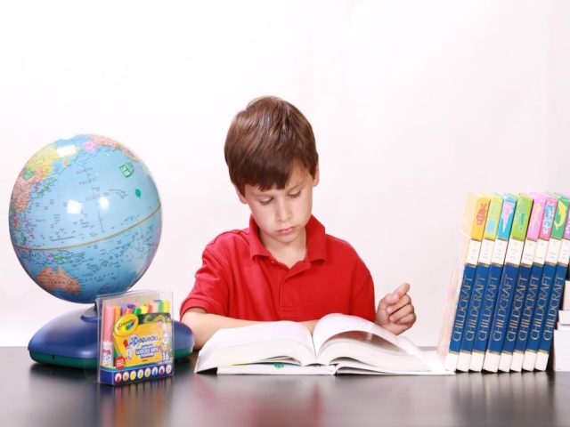 勉強する子どもの画像