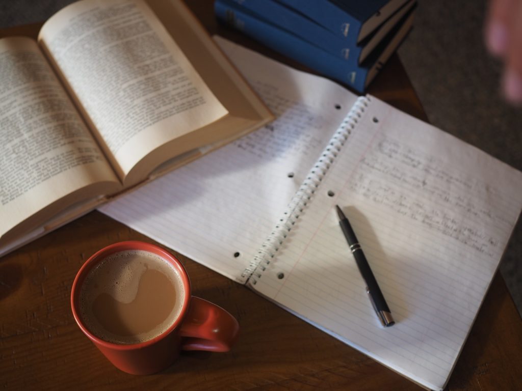 本とノートとコーヒーの画像