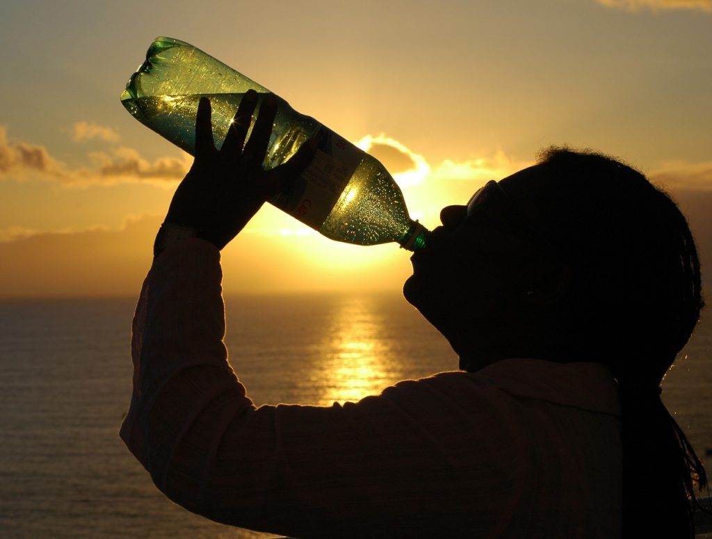 水を飲んでいる人の画像