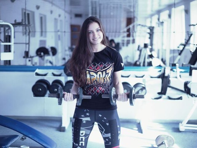 ダンベルを使ってワークアウトをしている女性