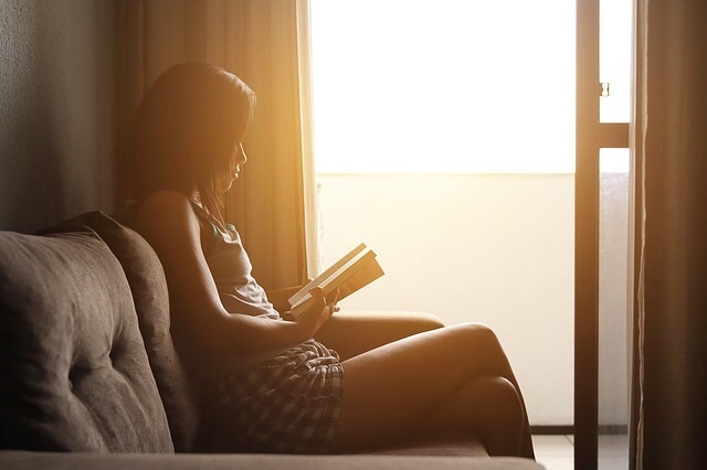 読書をしている女性の画像