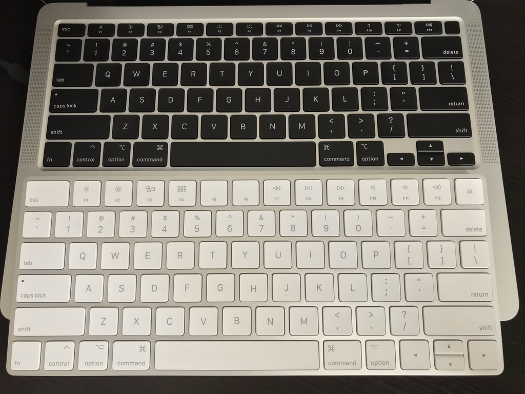 MacBook Air2020とMagic Keyboard2を並べた画像
