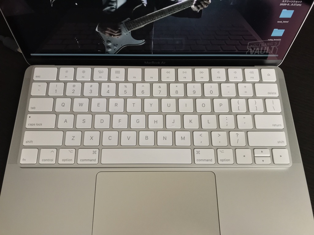 MacBook Air2020にMagic Keyboard2を重ねた画像