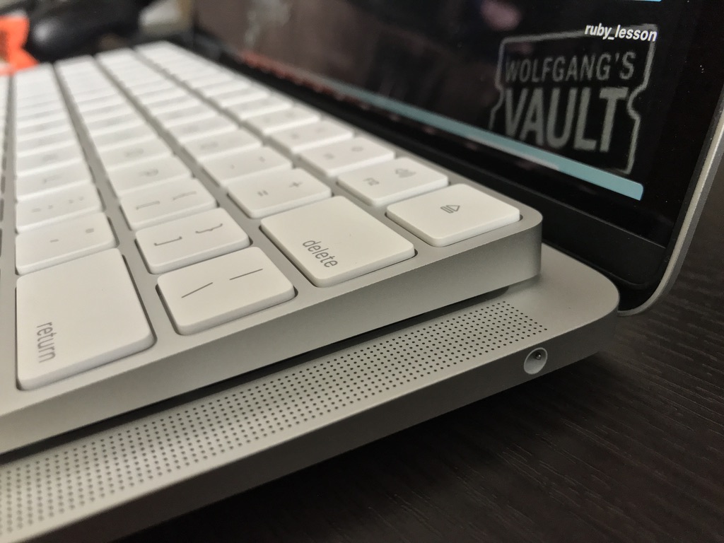 MacBook Air2020にMagic Keyboard2を重ねた画像2