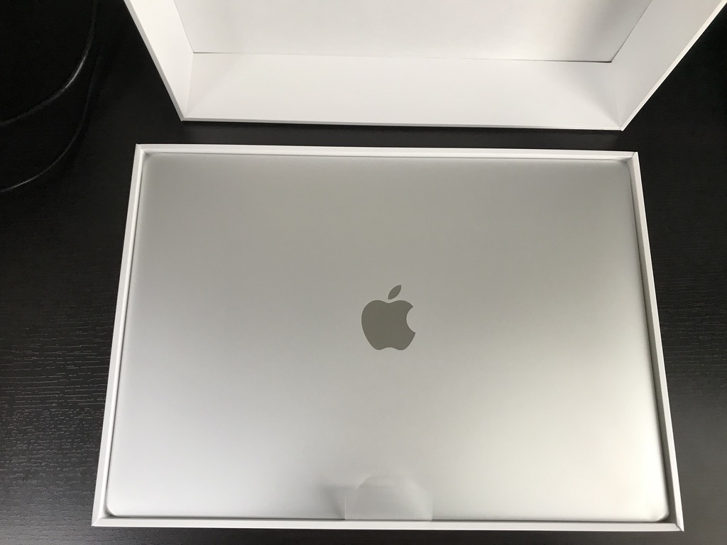 MacBook Air2020の外箱を開けたところ