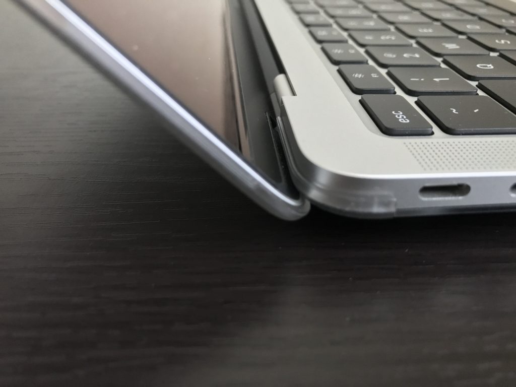 MacBook Airのディスプレイとハードケース